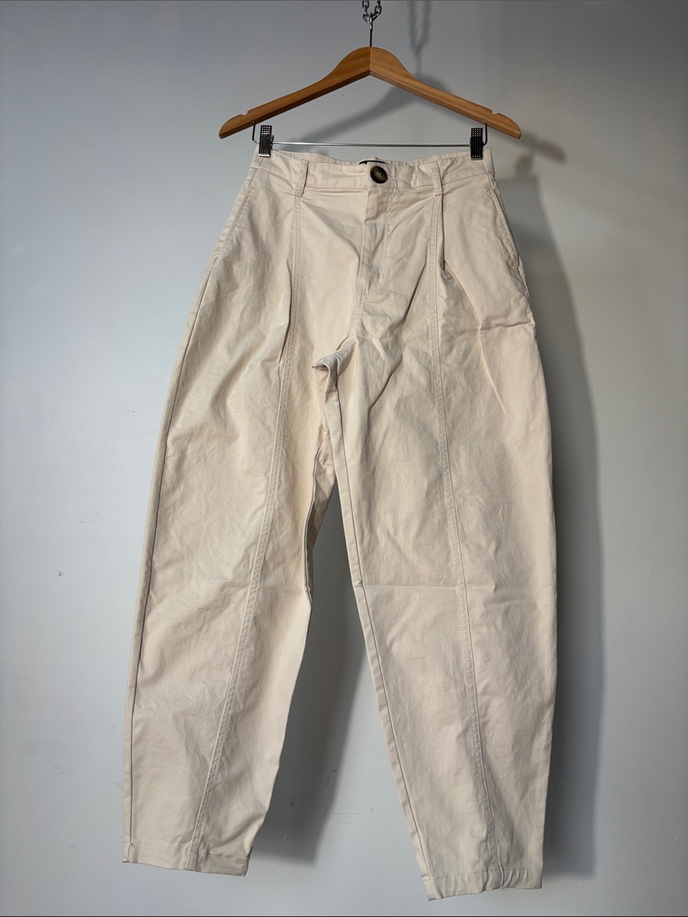 Zara Pleated Balloon Trousers in Ecru/Beige Size Medium